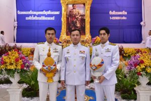 6 เม.ย.61 ถวายเครื่องสักการะ(พุ่มเงิน-พุ่มทอง) หน้าพระบรมสาทิสลักษณ์พระบาทสมเด็จพระพุทธยอดฟ้าจุฬาโลกมหาราช วันระลึกมหาจักรีบรมราชวงศ์ วันจักรี