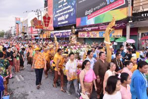 13 เม.ย.61 อัญเชิญพระคันธารราษฎร์พระคู่บ้านคู่เมืองของจังหวัดนครราชสีมา แห่ลอดประตูชุมพล เพื่อเปิดโอกาสให้ประชาชนได้กราบไหว้ และสรงน้ำพระ