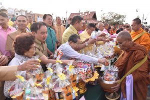 1ม.ค.62 คณะผู้บริหาร ทำบุญตักบาตรข้าวสารอาหารแห้งพระสงฆ์ เนื่องในวันขึ้นปีใหม่ ประจำปี 2562